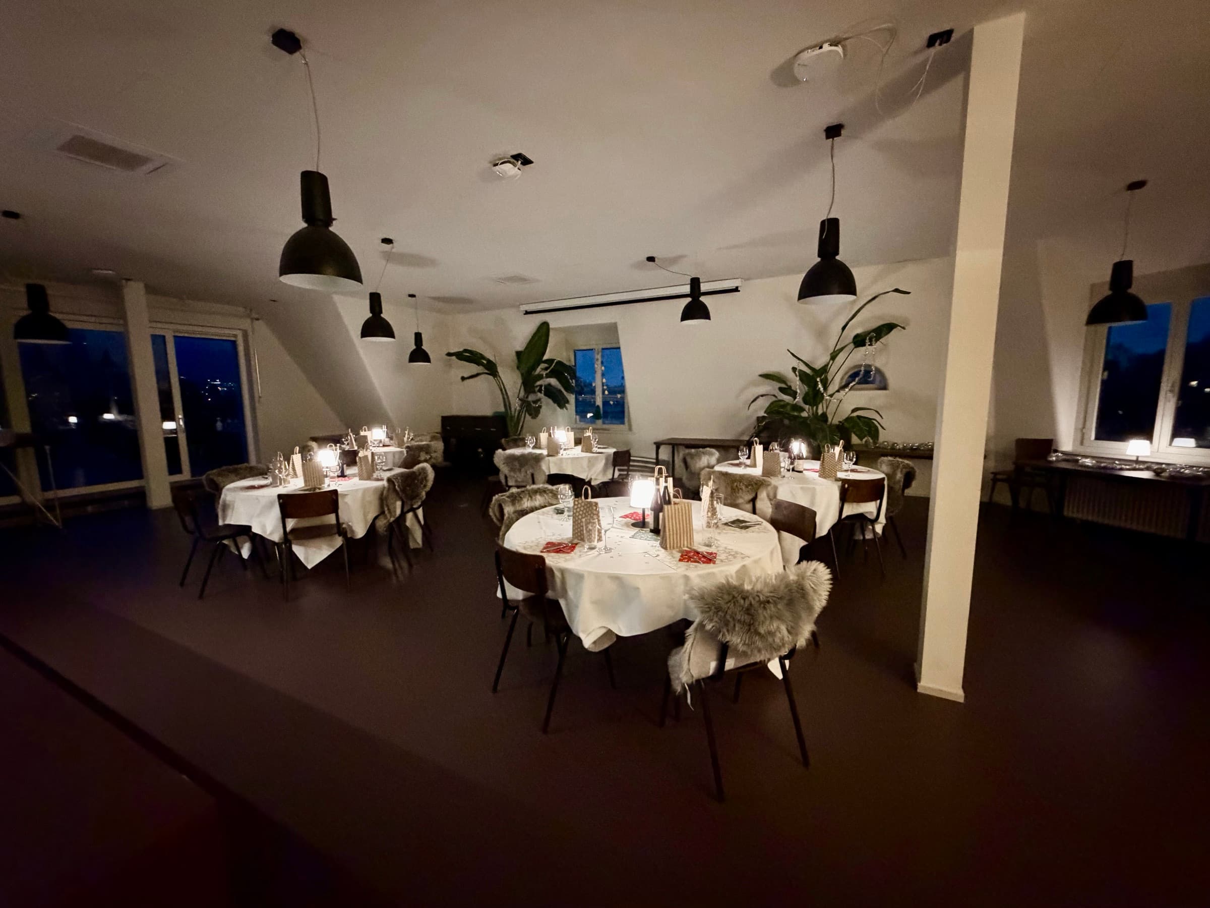 Round dinner tables with candlelight in the lounge