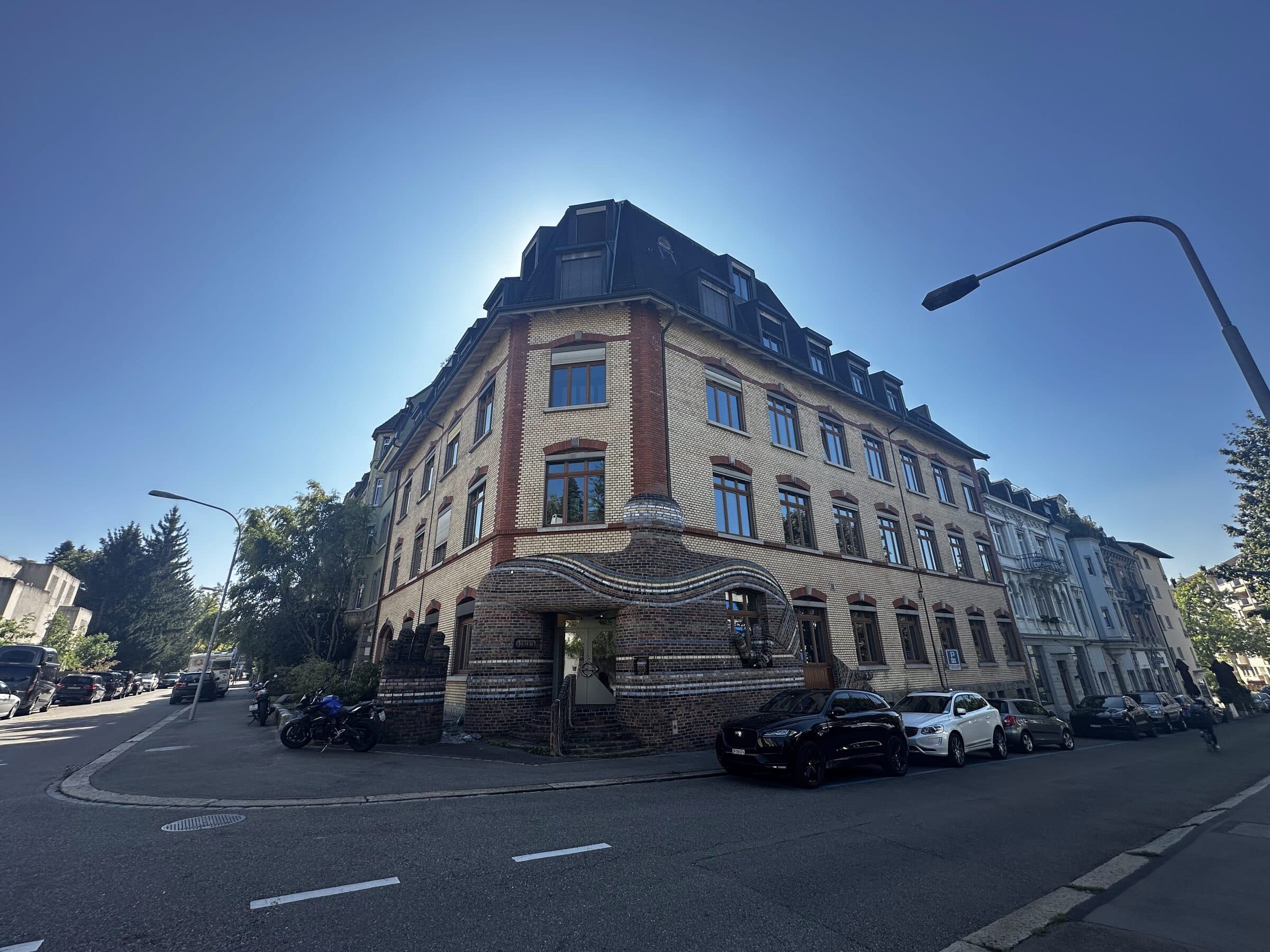 Corner of the building at Mühlebachstrasse 162-164 against a blue sky